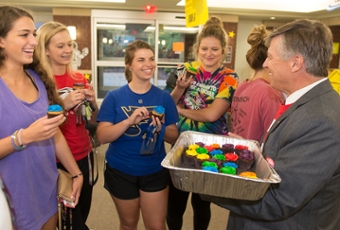 Chancellor Dr. Randy Pembrook visits with freshmen students Kelly Wrap, of Chesterfield, Mo., Mendon native Marisa Blickhan, Mattie Stanley, of Herrin, and Lauren Gralewski, of Roscoe.