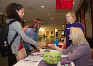 (L-R) Morgan Lowe, a junior accounting major from Belleville, and Chicago native Yaqkeha Witherspoon, a junior studying public health, visit with representatives from the Alzheimer’s Association, including intern and SIUE student Emily Kaiser and SIUE alumna Lindy Noel.