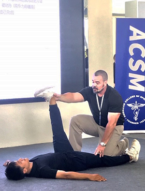 SIUE’s Benjamin Webb, PhD, demonstrates Proprioceptive Neuromuscular Facilitation with at student during the ACSM Chinese CPT Course Instructor Training II in Quanzhou, China.