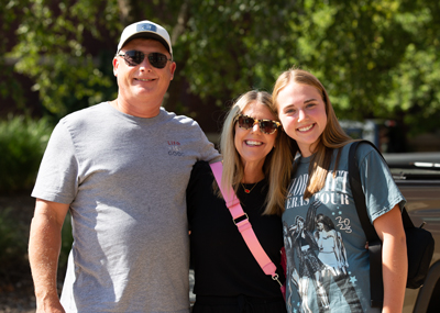 The Strullmeyer family moves first-year student Annie into her dorm. 