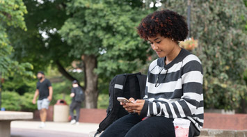 SIUE students sitting on a bench.
