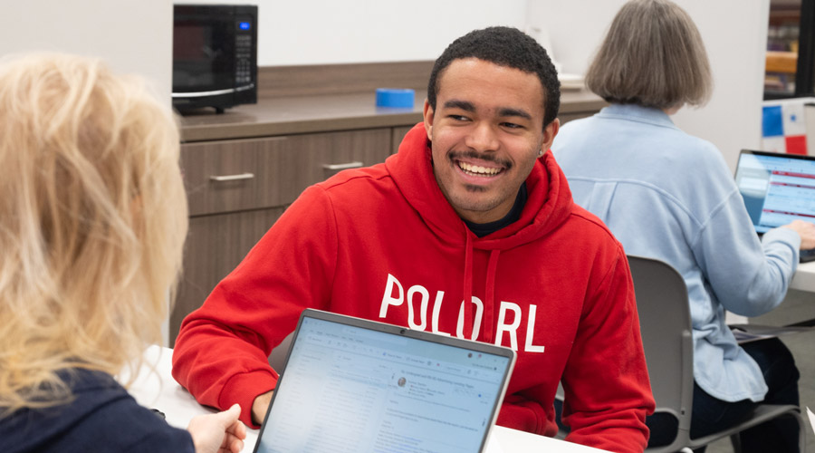 SIUE student meets with an advisor.