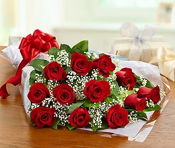 A boquet of one dozen fresh red roses