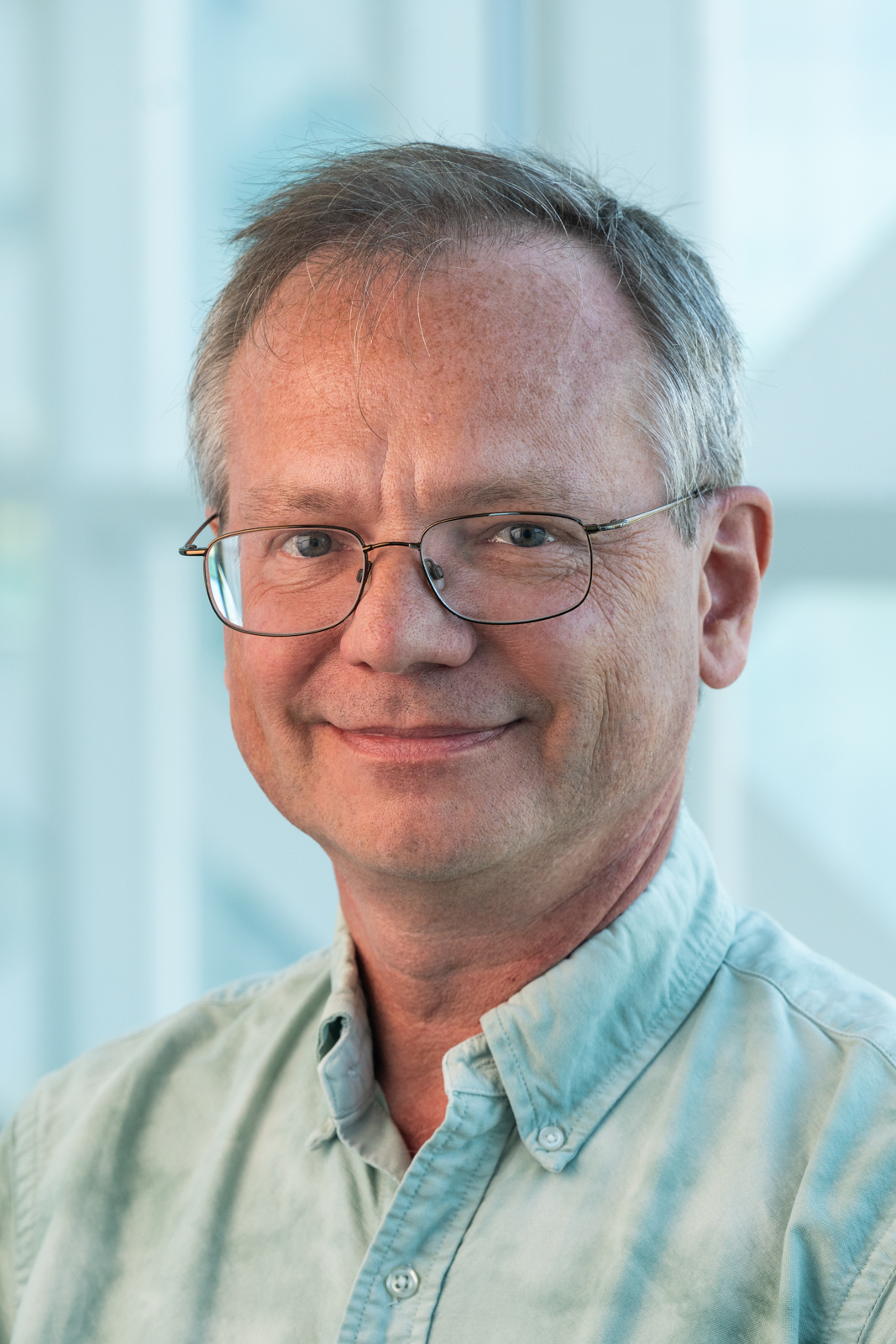 A portrait photo of Andrzej Lozowski