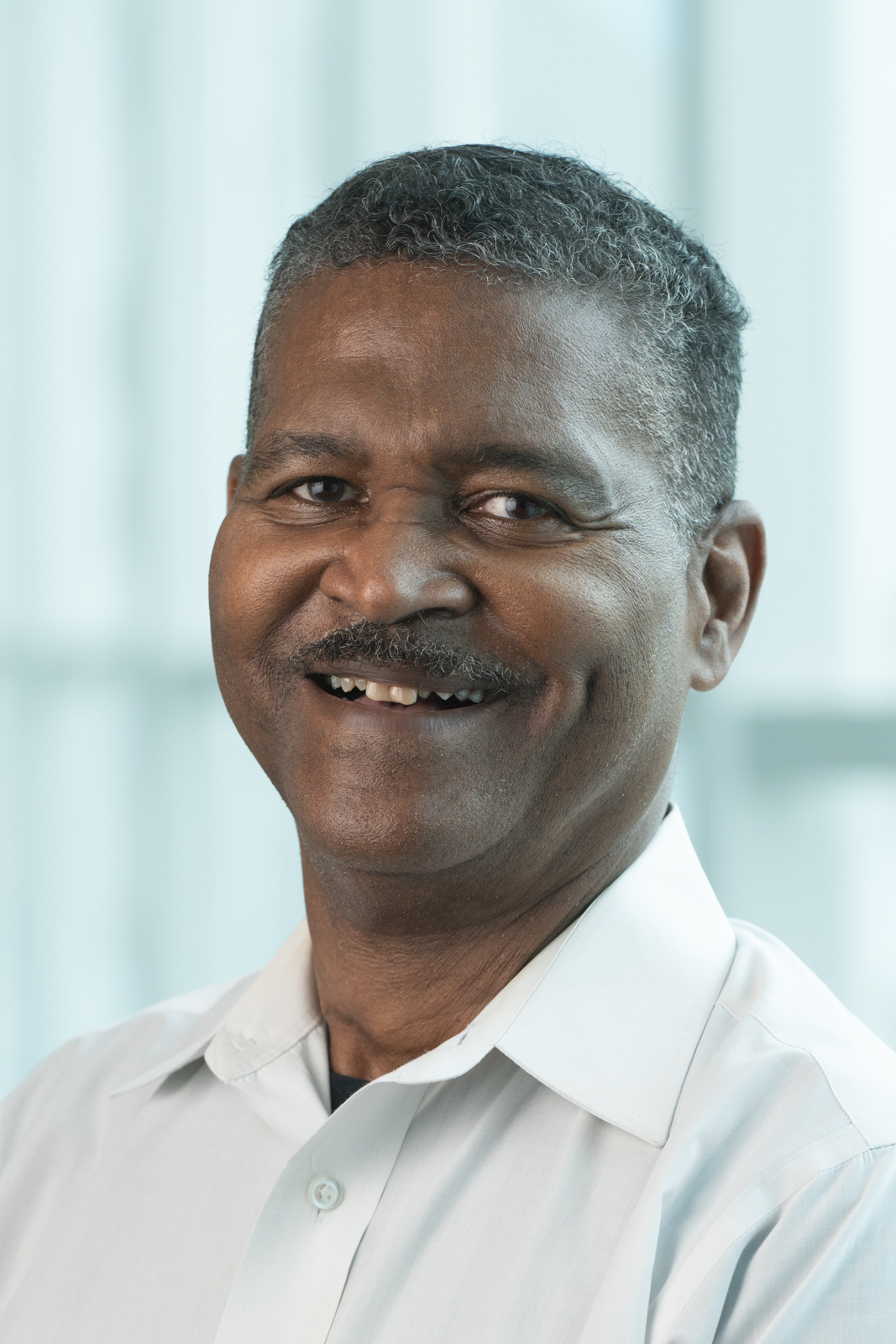 A portrait photo of Robert LeAnder