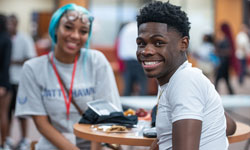 Two SIUE students eating lunch at a table
