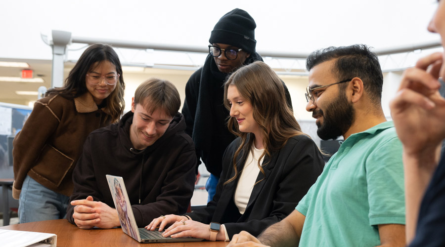 SIUE students working at a computer.