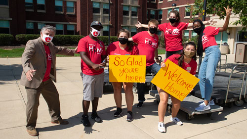 SIUE Chancellor and University Housing staff and students excitedly welcomed residents back to campus on Move-In Day.