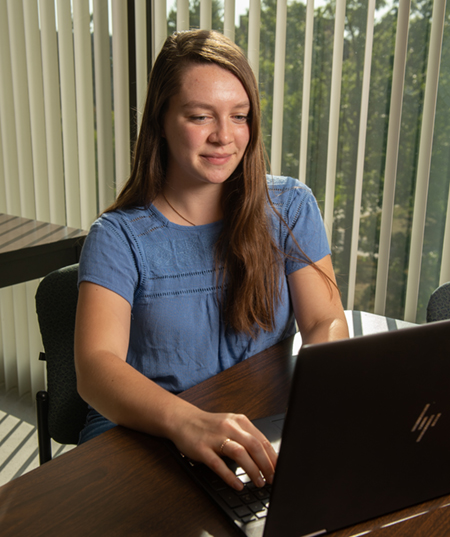 An SIUE student works at her laptop.