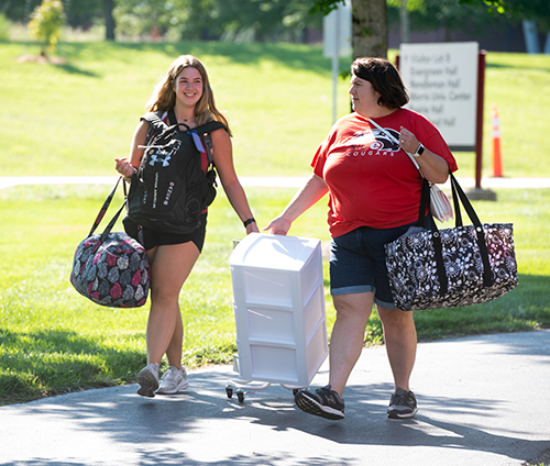 SIUE first year student has help from her mom moving into her residence hall. 