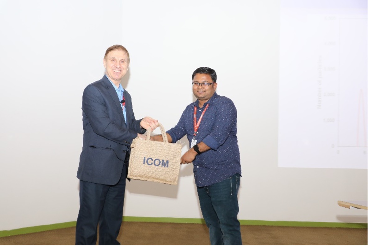 Dr Jeff Darabi shakes hands with ICOM 2023 conference attendee