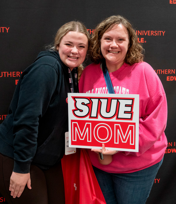 Mother and Daughter pose for camera during SIUE preview day