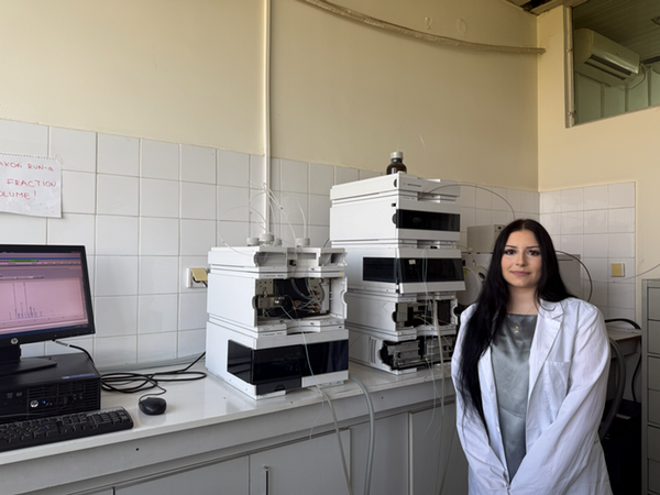 Sofija Prvulov poses in laboratory