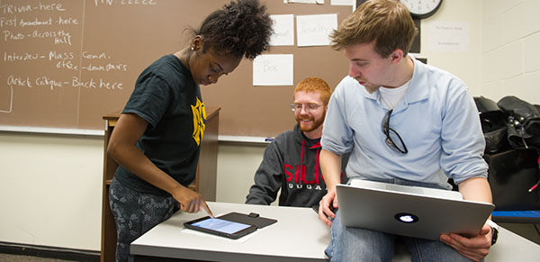 SIUE students studying computer science