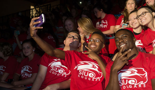 Students in SIUE shirts smiling