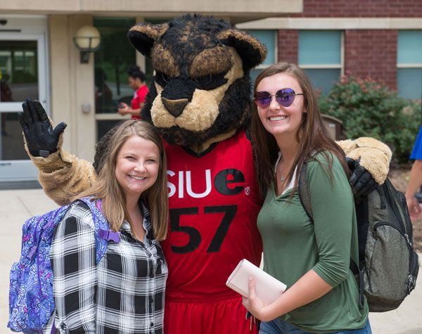 Two SIUE students with Eddie the Cougar
