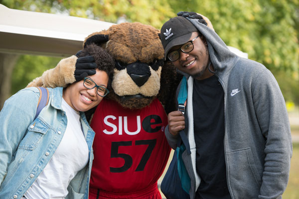 Two students with SIUE mascot Eddie the Cougar