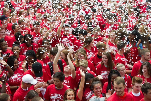 SIUE students at the Cougar Statue with confetti