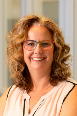 A portrait photo of Lisa Lubsch