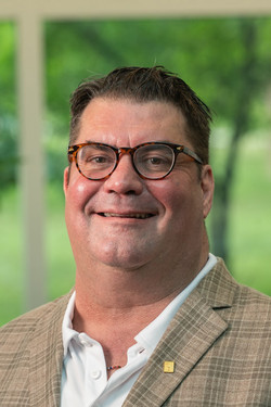 A portrait photo of Chris Lynch 