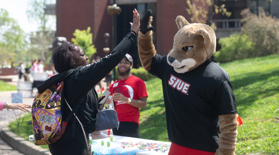 SIUE Students with Eddie the Cougar on the SIUE Campus.