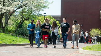SIUE Students on campus.