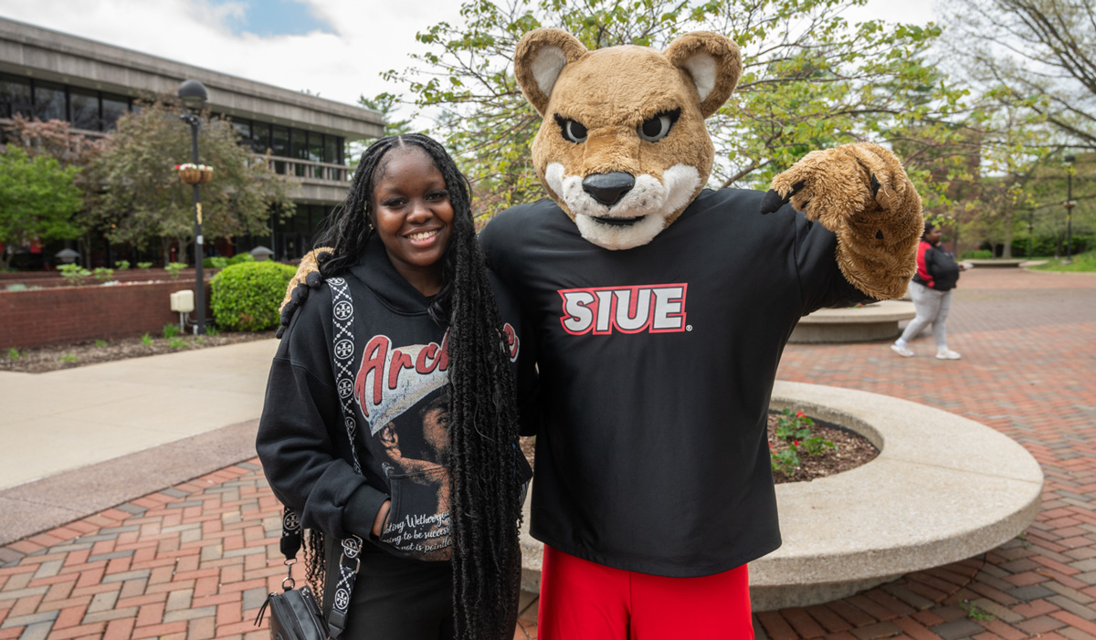 SIUE student with Eddie the Cougar